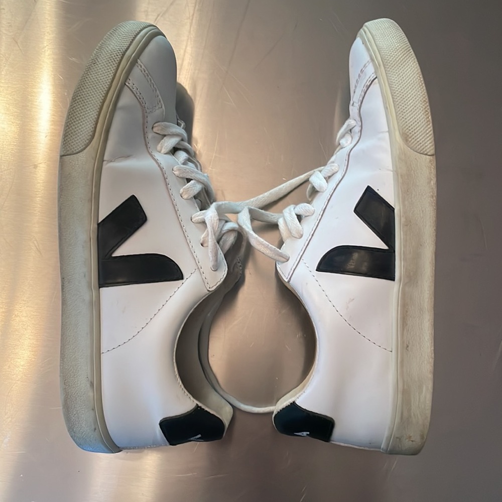 Black and White Veja Campo - Size 7